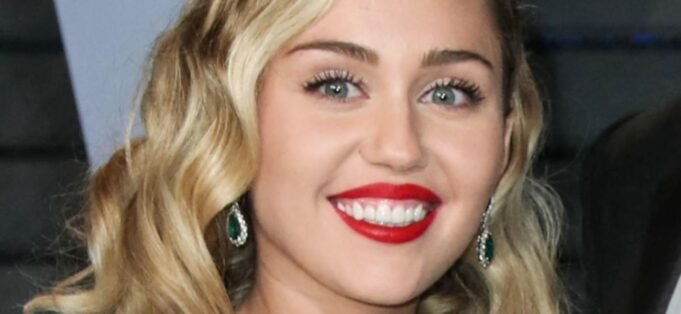 Miley-Cyrus-MEGA-smile-1300-crop.jpg